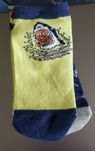 BOYS 3 PK OF GAP KIDS NO SHOW SOCKS FEATURING SHARKS-SIZE L SHOE SIZE 3-4 - Picture 4 of 6