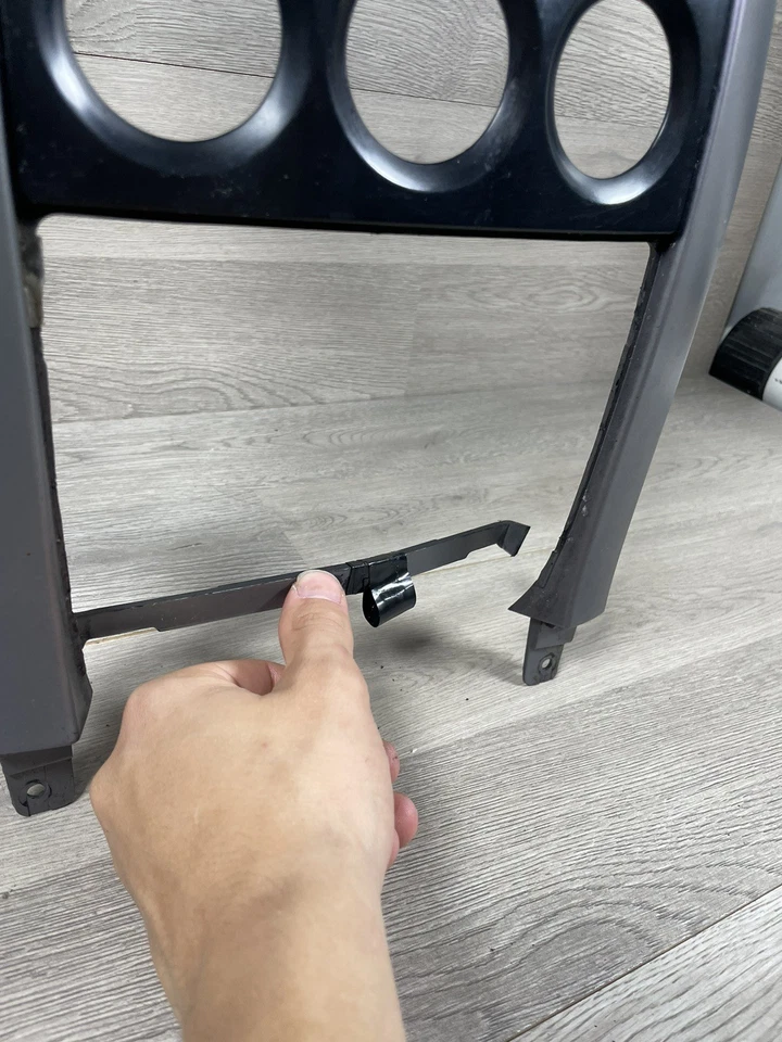 2004-2006 Pontiac GTO Front Dash Radio & A/C Surround Bezel Trim HAS A CRACK - Image 2 of 4