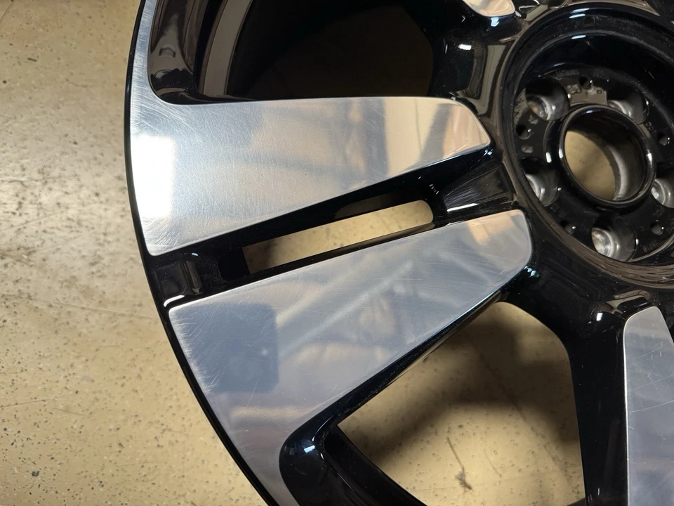 劳斯莱斯 Cullinan 22 x 9.5 原始设备制造商工厂后轮 RR 102 — 第 4/4 张图片