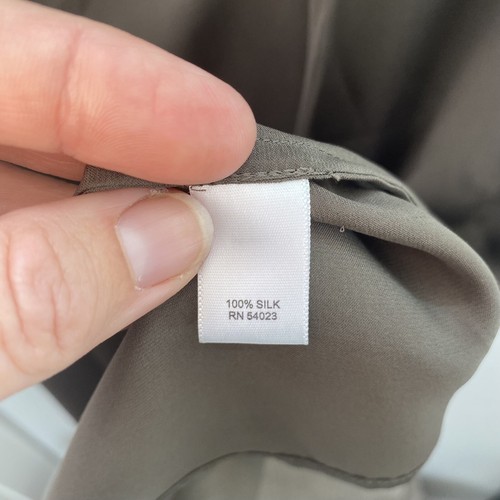 Banana Republic bronzegrün Seide ärmellos Midikleid 12P Schulterfrei Falten - Bild 7 von 9