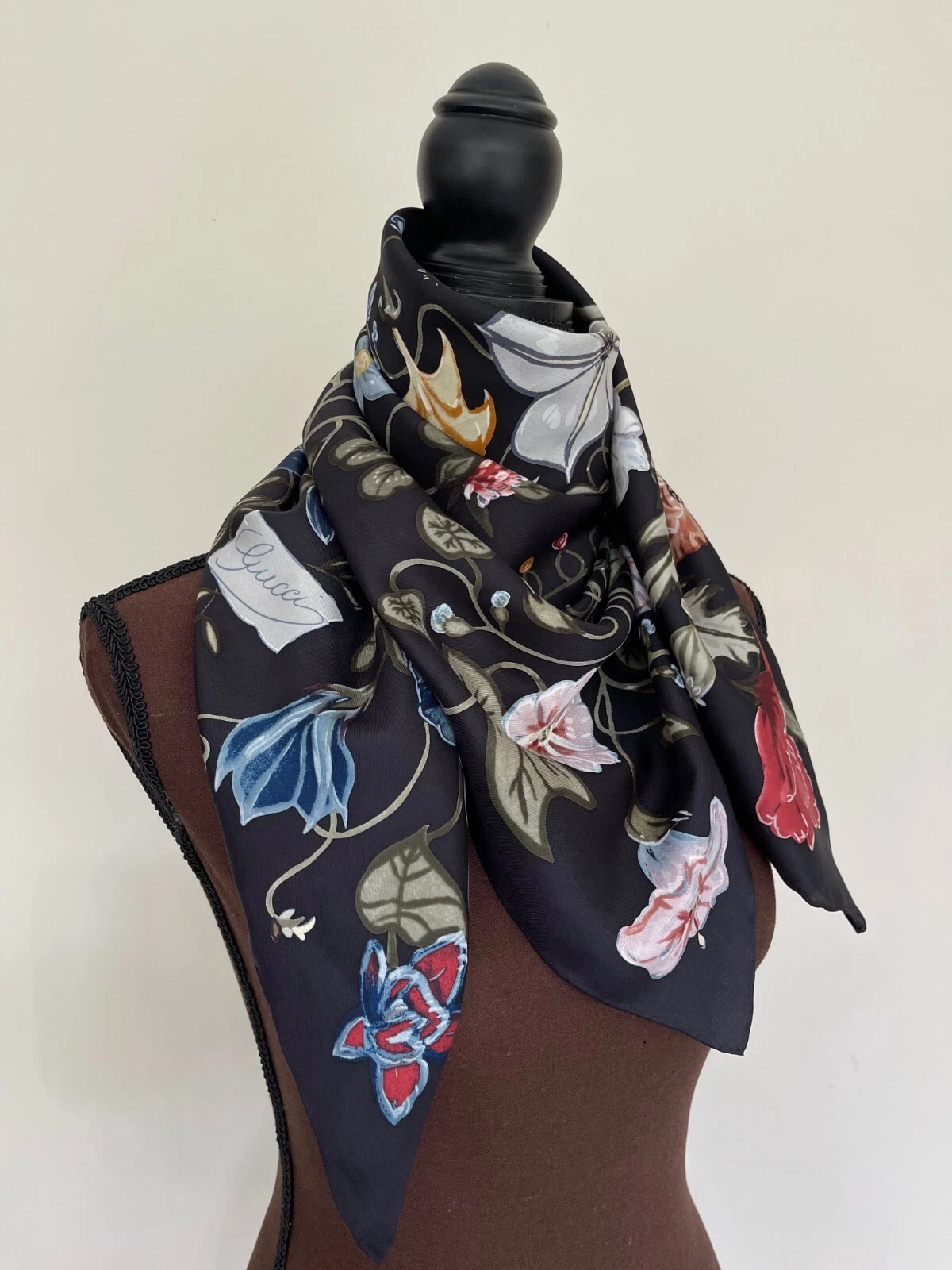 Présentoir #1 Gucci écharpe logo Kris Knight imprimé floral noir multicolore soie wrap