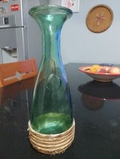 decanter vintage in vetro verde con fondo in vimini