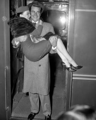 Natalie Wood gets a lift from her husband Robert Wagner as they ar .. Old Photo