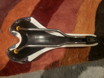 Selle Fizik Pavé Design By Giro – Noir/jaune Rétro – Cuir – Neuve