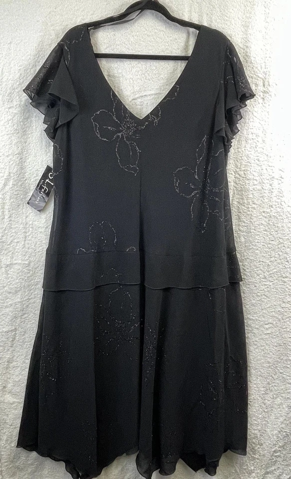 Vestido SL Fashions para mujer 22W negro brillo floral cintura caída mangas aleteadas Foto 2 de 4