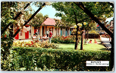 BUTLINS Typische Chalets in bunter Gartenkulisse Vintage Postkarte 1962