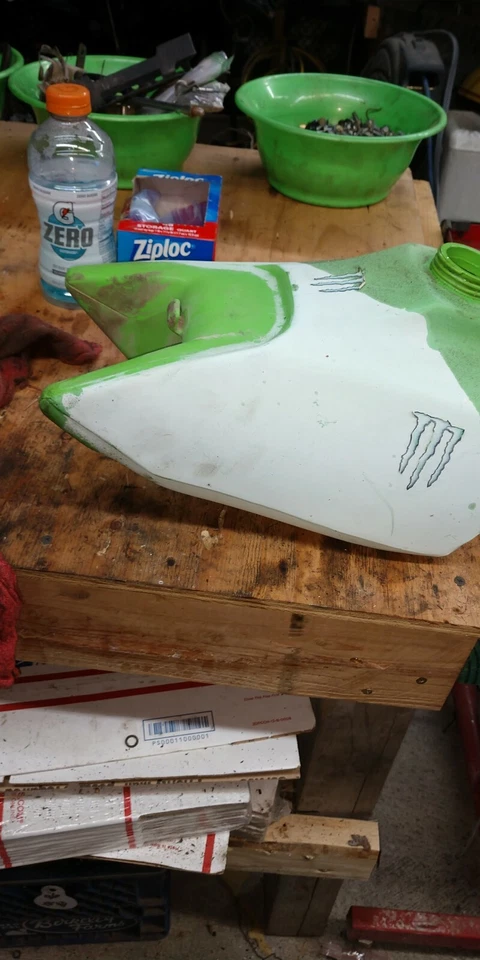 Kawasaki KX80 1985. Depósito de combustible de gas con llave de paso Foto 4 de 4