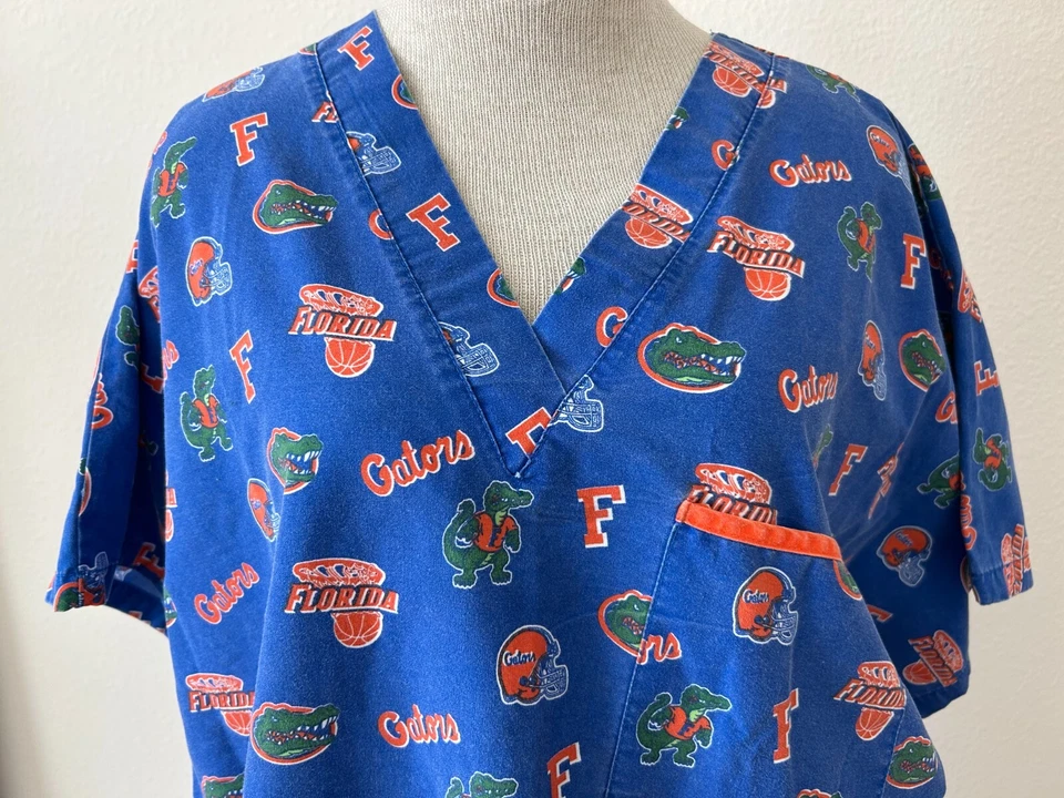 Florida Gators Scrubs size L Dudz short sleeve V neck 1 pocket - Image 2 of 4