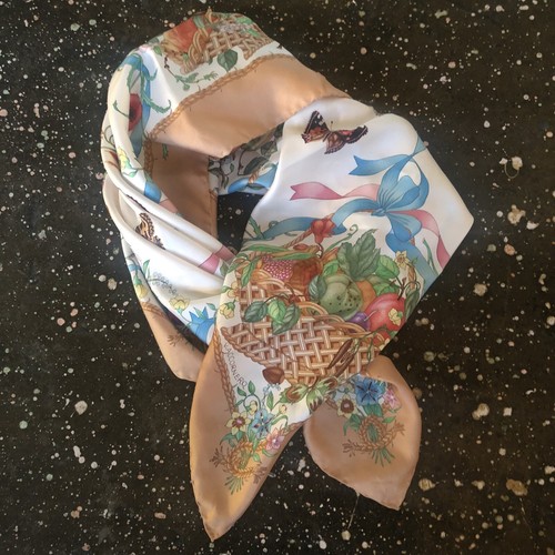 Gucci Silk Scarf Floral Fruit Theme Accornero Beige Neutral Italy 34'' Rare - Picture 10 of 10