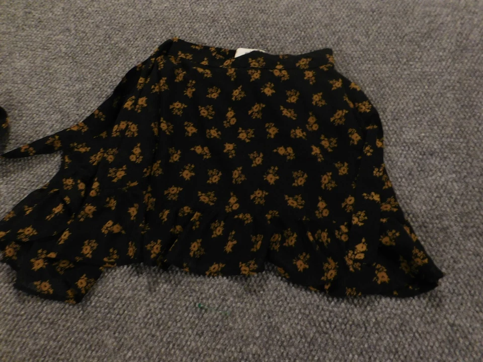 Falda Hollister Mujer Extra Pequeña Negra Floral Foto 4 de 4