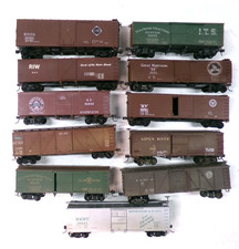 11 HO box cars lot 2745