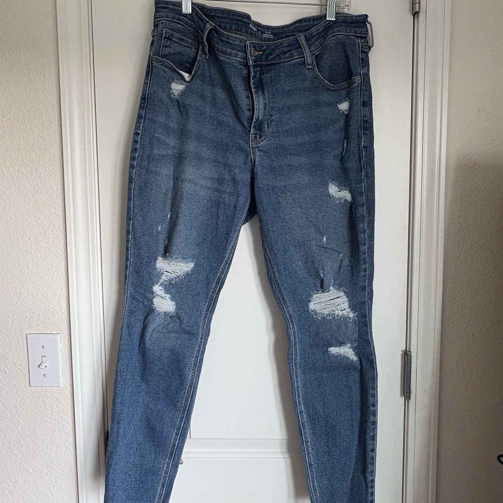Old Navy Women’s Med Wash Mid Rise Rockstar Distressed Skinny Jeans - Size 16