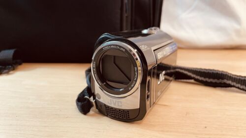 JVC Everio GZ-MG360BU 60GB HDD Camcorder Bundle - Picture 7 of 18
