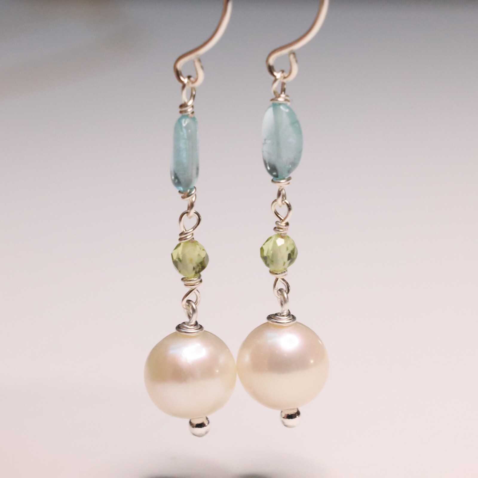 Boucles d'oreilles d'exception en argent massif, perles de culture et pierres fines précieuses