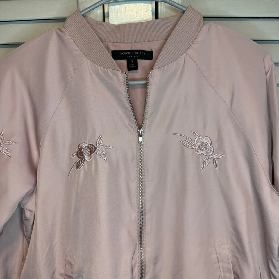 CHAQUETA BOMBER MUJER ROMEO & JULIET COUTURE ROSA BORDADA FEMENINA BARBIECORE Foto 3 de 4