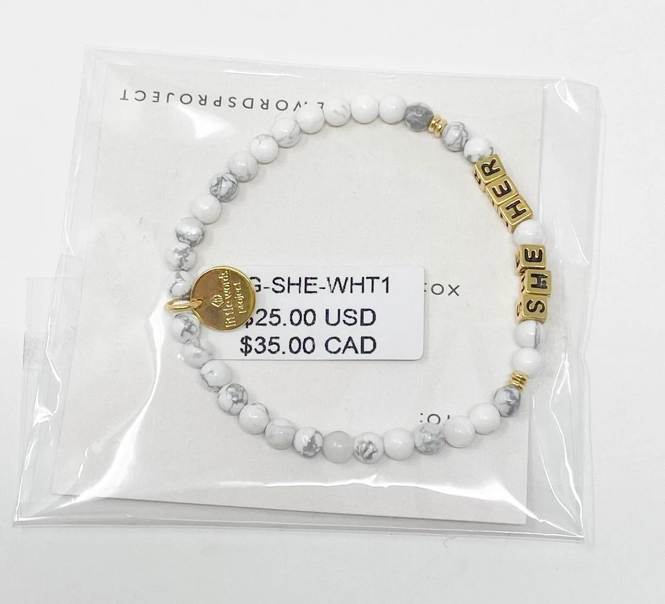 Pulsera Little Words Project SHE HER PRONOMBRES Blanca Elastizada Nueva con Etiquetas Foto 3 de 4