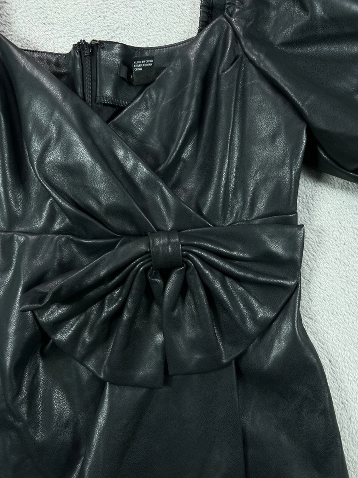 Mini vestido Forever 21 feminino médio couro sintético preto manga folhada arco gótico - Imagem 3 de 4