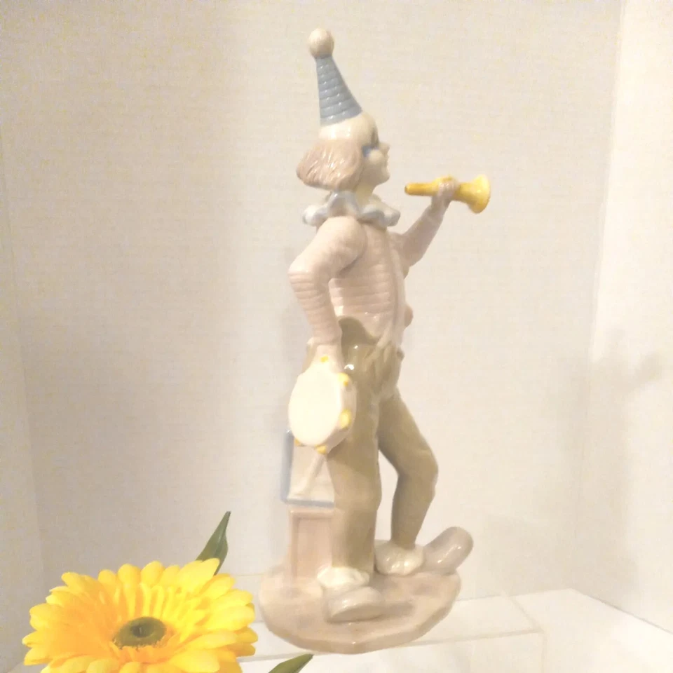 Figura Payaso Músico Estilo Lladro con Trompeta y Tamborina Porcelana Fina 12"T Foto 3 de 4