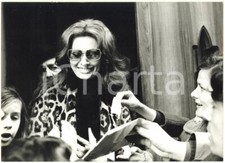 1968 BOLOGNA Ristorante Al Pappagallo - Sophia LOREN concede autografi *Foto