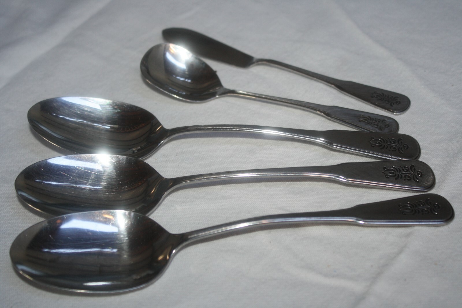 ONEIDA DELUXE STAINLESS FLATWARE "VILLAGE"(5) SERVING PIECES/SPOONS