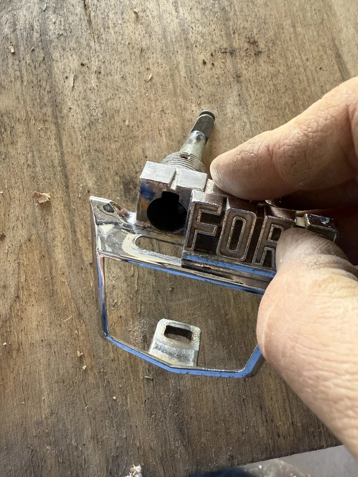 Cubierta de bisel de bloqueo de maletero cromada Ford Custom 300 1957 nuevo de lote B7A-7043500-A BAC-7043500 Foto 4 de 4