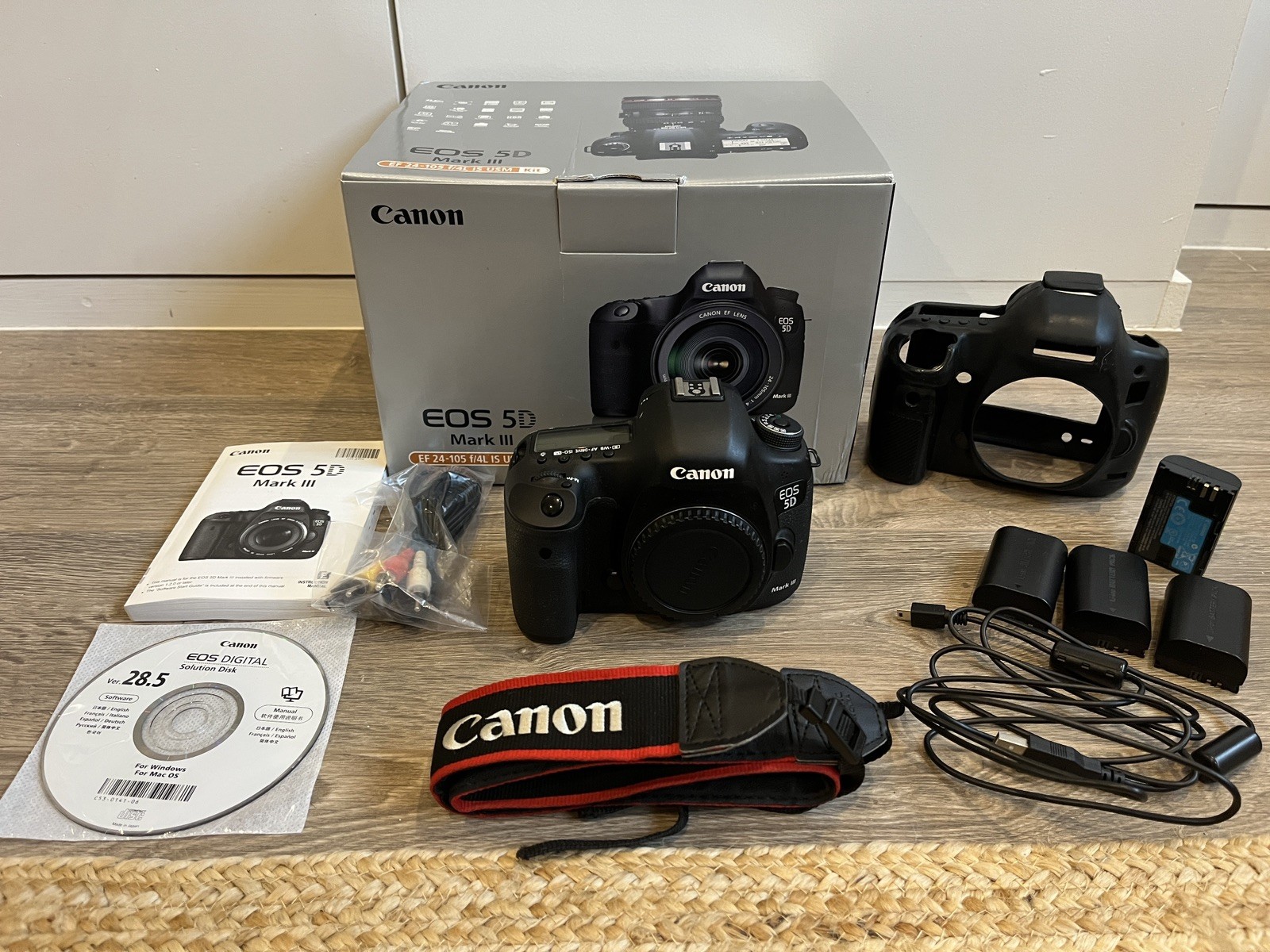 Canon EOS 5D Mark III DSLR Camera Body + 4 Batteries + Skin Case + Box Etc