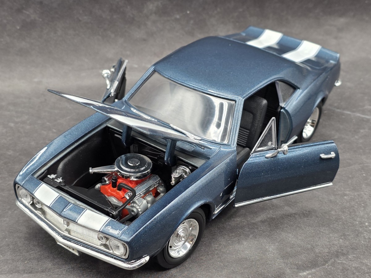 Road Signature 1967 Chevy Camaro Z/28 1:18 Scale Diecast Model Car