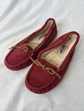 MINNETONKA CALLY Red Moccasin Slippers Suede Faux Fur Lined Women 8 House Shoes