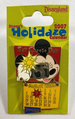 Lt Ed Disney Holidaze Calendar MICKEY MOUSE Say Cheese Day Dangle Pin