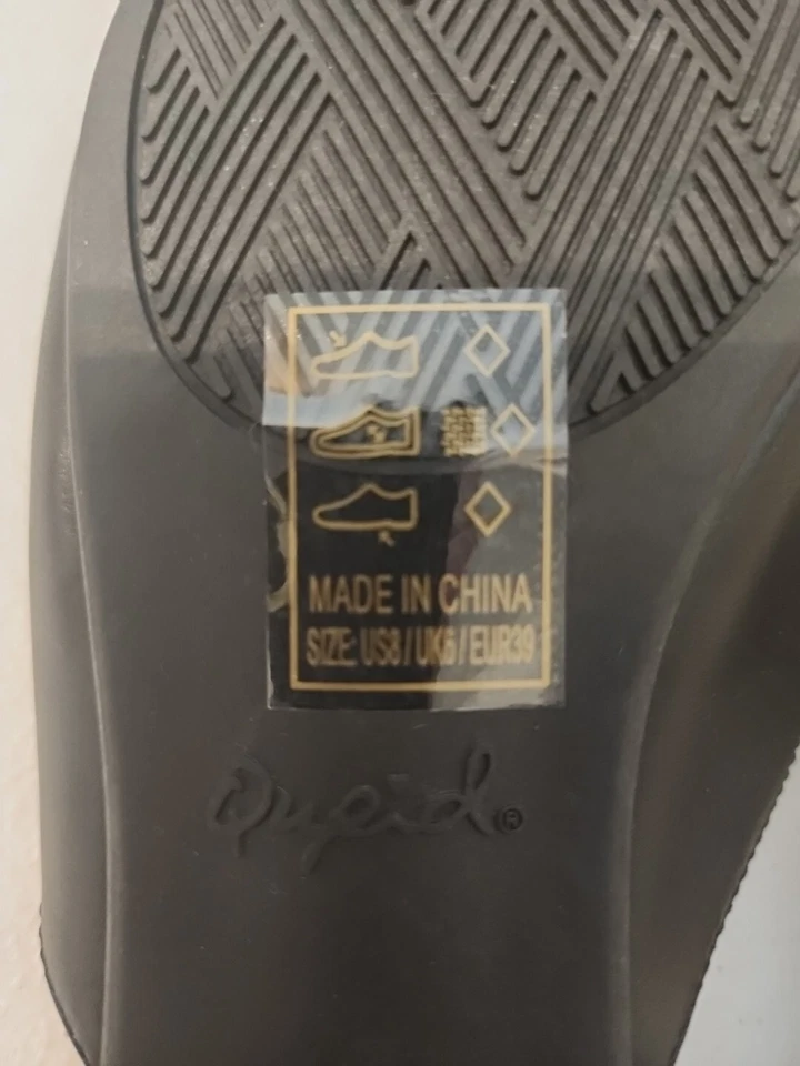 Mulas de piel de cocodrilo Qupid de cuero sintético negro estilo: remolino 187X talla: 8 Foto 4 de 4