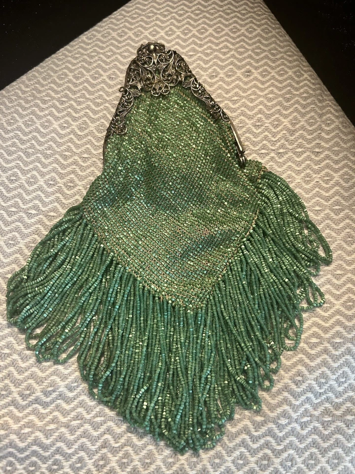 Contas de vidro amarradas à mão com miçangas vitorianas do final do século XIX. Danos menores - Imagem 2 de 4