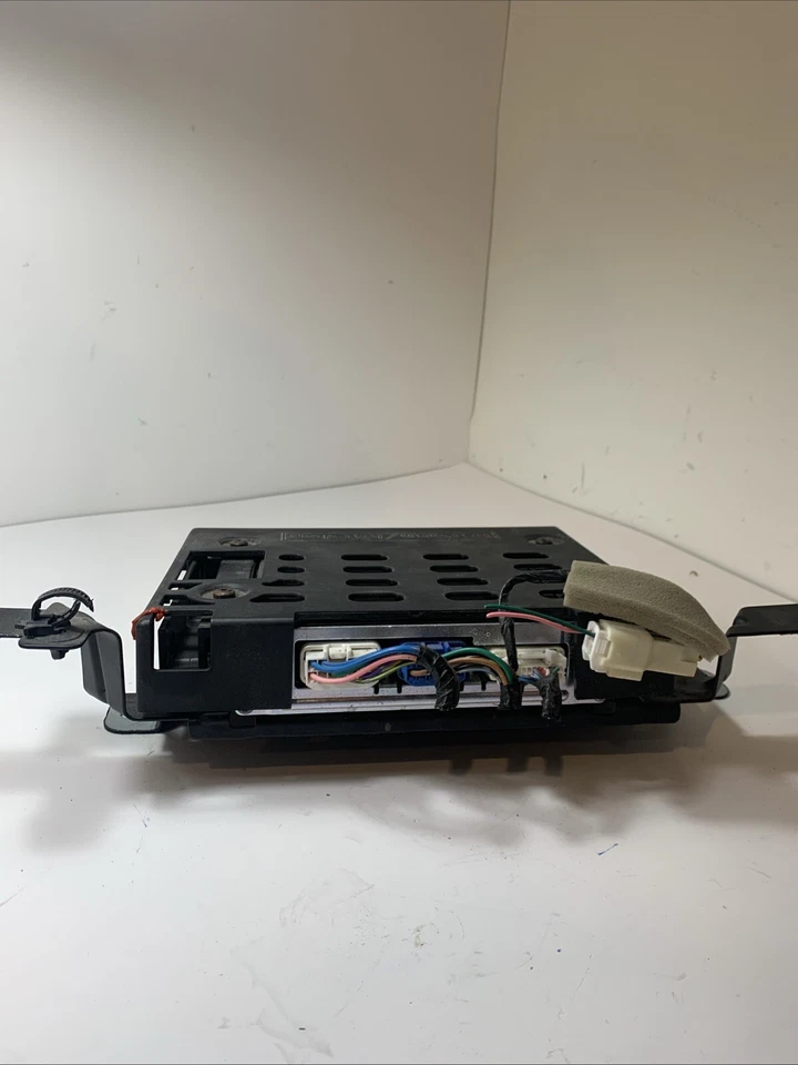 Amplificador de audio Subaru Outback Harman Kardon 2010 OEM 86221AJ11A Foto 2 de 4