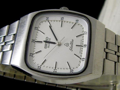 Seiko 8221-5020 Silver Wave Quartz Watch 33mm x 38mm 80's Seiko 8221-5020 Silver Wave Quartz Watch 33mm x 38mm 80's