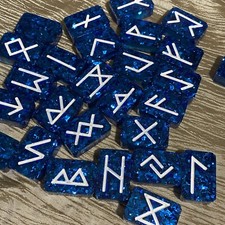 Pierres runiques en résine étincelante translucide bleue, Elder Futhark, païen, lot de 27