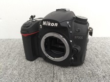 Cuerpo de cámara Nikon D7000 DSLR con batería y cargador