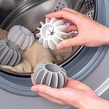 Reusable silicone laundry balls, a tool for cleaning lint and hair white.