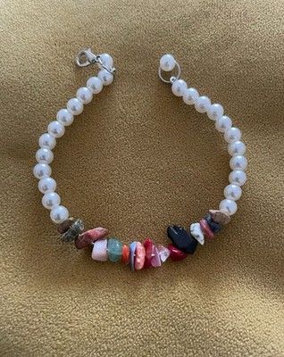 Schönes weißes Perlenarmband mit bunten Kristallen Heil Edelstein