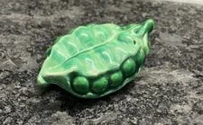 Vtg Japan Mid-Century Pea Pod Shaped Salt & Pepper Shakers All In One *READ*