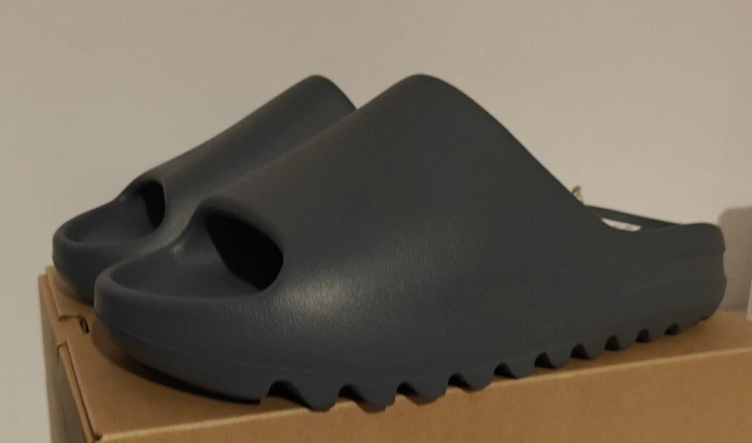 Yeezy Slide grigio ardesia UK US8 NUOVO CON SCATOLA