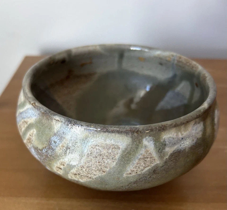 Tazón de cerámica lanzado a mano firmado - C Hatan marrón y granate esmalte por goteo baratijas Foto 2 de 4