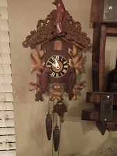OLD VINTAGE SPECIAL CUCKOO CLOCK MOVING BIRDS WATCHING NEST...WORKING..........