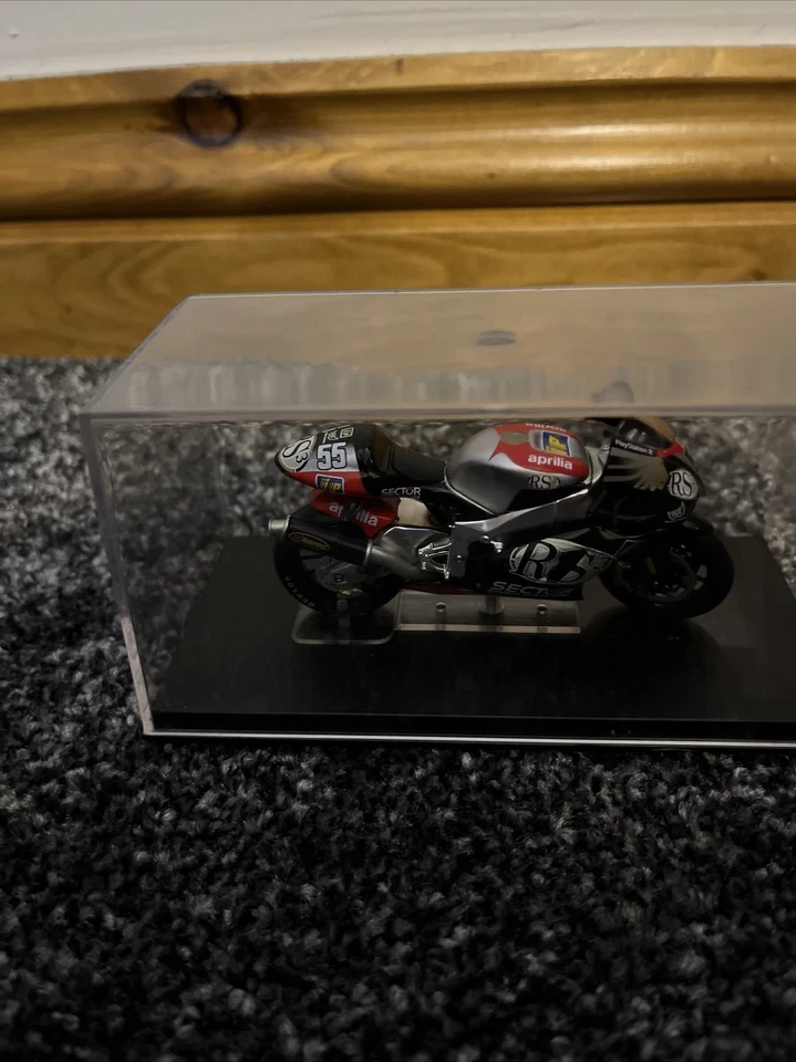 Deagistini Champion Race Bikes 1:24 Scale Aprilia RS3 Regis Laconi 2002 NEW - Image 3 of 4