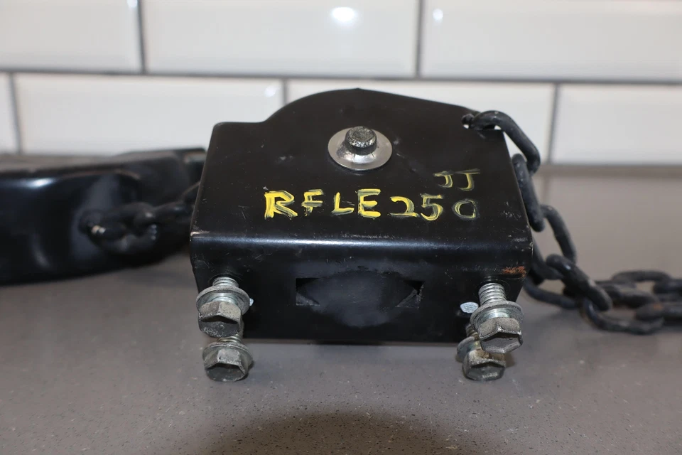 Manivela portadora de neumáticos de repuesto central trasera OEM 10-23 Lexus GX460 con cadena probada Foto 3 de 4