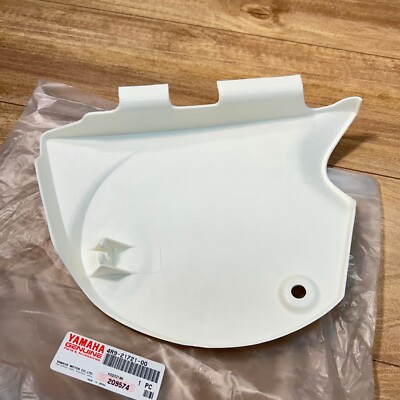 Yamaten New Yamaha OEM NOS RIGHT SIDE COVER PANEL / 4R9-21721-00-00