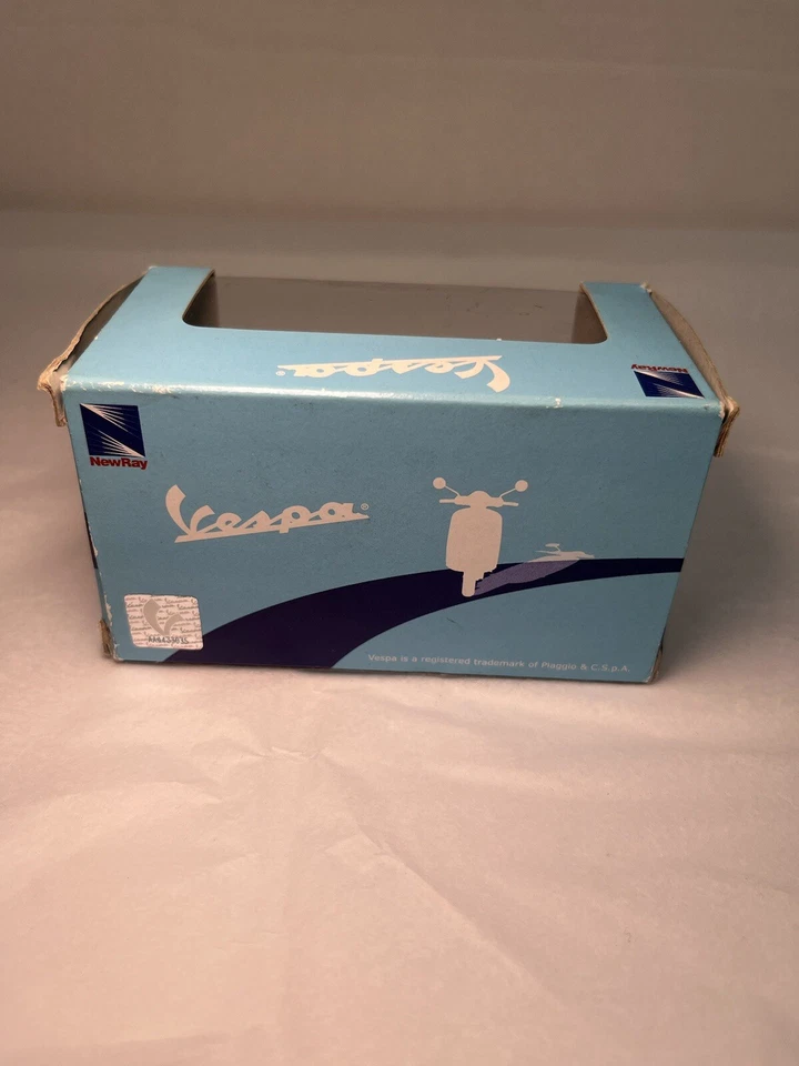 NIB New-Ray 1976 Vespa 125 ET3 Blue Scooter 1:32 diecast model toy - Image 4 of 4
