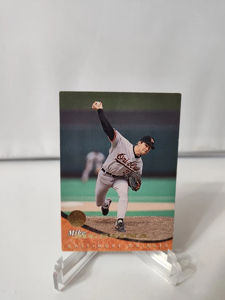 1994 Donruss The Leaf Set Gold Mike Mussina Orioles Baltimore #105 - Image 2 of 4