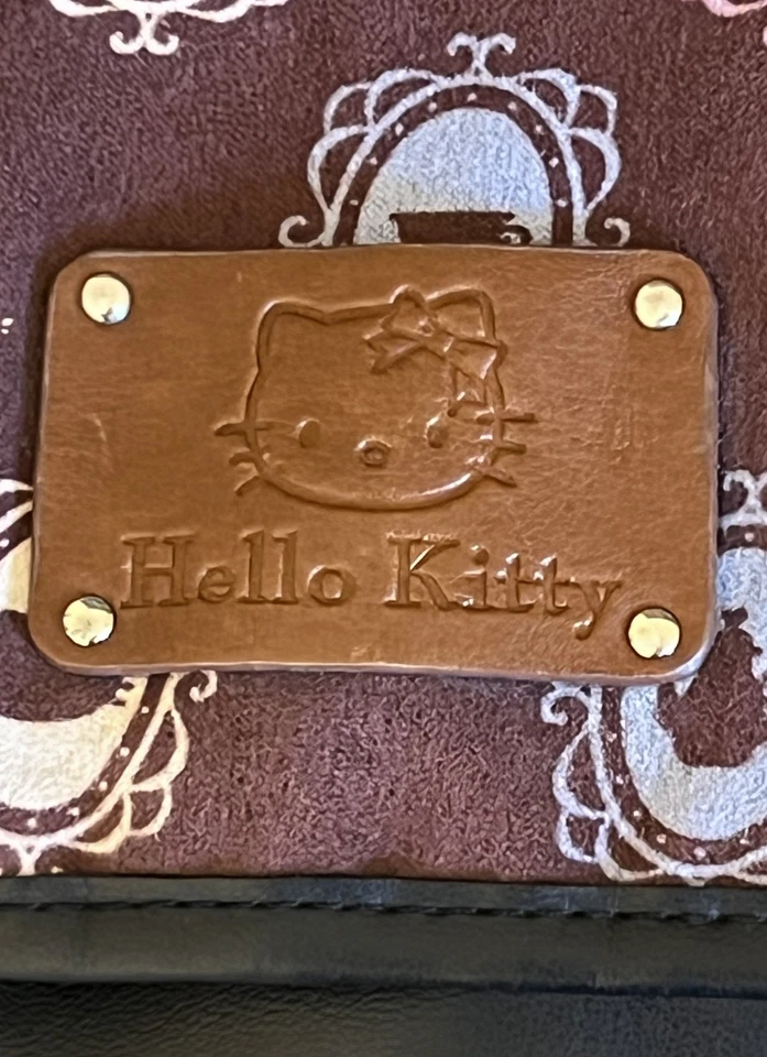 Mochila Sanrio Hello Kitty negra de imitación de cuero con solapa marrón estampada, 12 pulgadas Foto 3 de 4