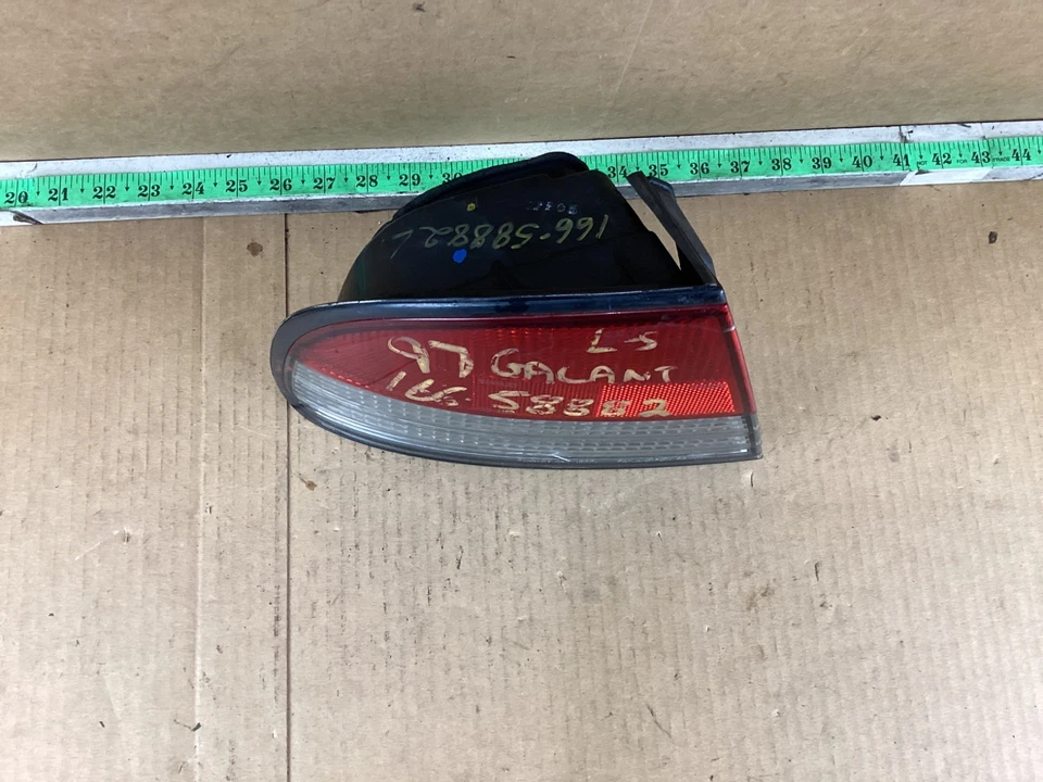 Conjunto de luz trasera izquierda del lado del conductor Mitsubishi Galant 1997-1998 Foto 2 de 4