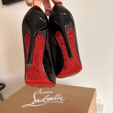 Autentico Christian Louboutin Black Patent Flo in 100 mm con suole di diamanti rossi.