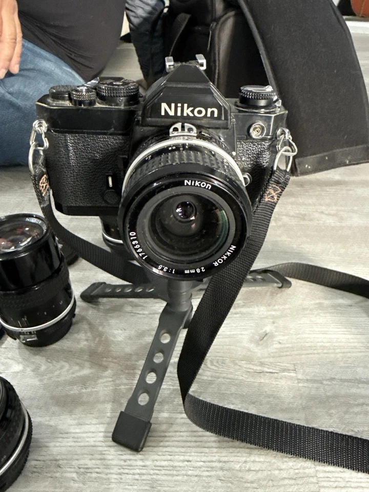 Nikon FM 35mm SLR Camera Kit Nikkor 28mm, 50mm & 135mm Lenses Flash Vintage Bund - Image 2 of 3